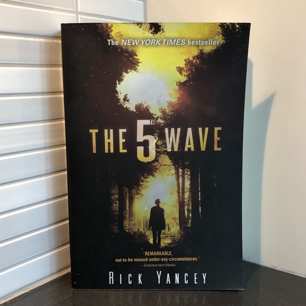 📚 3/$18 The 5th Wave